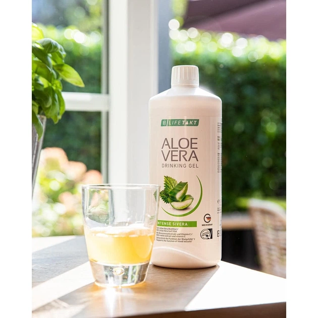 Aloe Vera Кропива — пляшка з келихом гелю