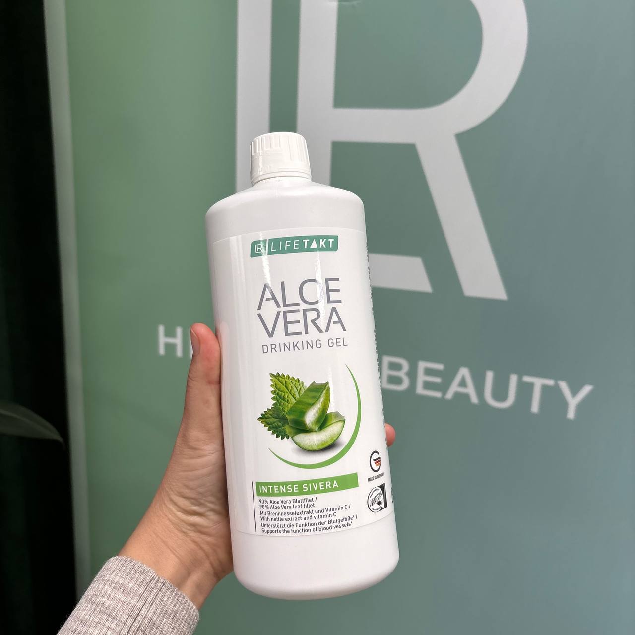 Питний гель Aloe Vera Кропива у руці — пляшка 1000 мл